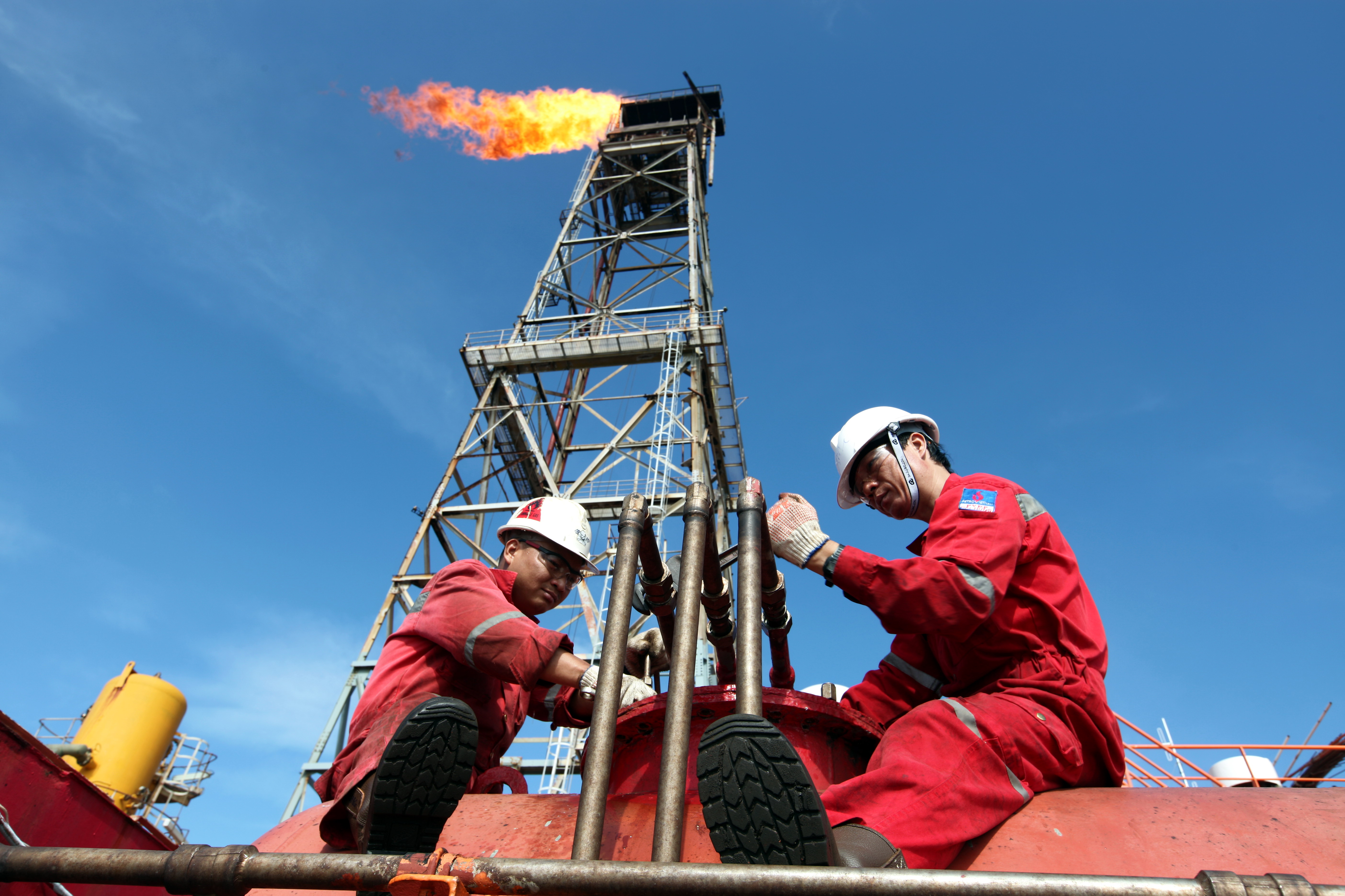 Người lao động trên giàn khai thác Đại Hùng 01